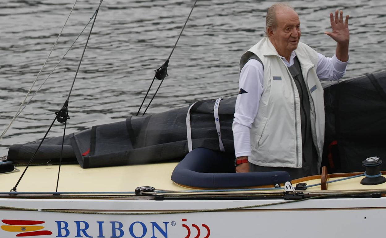 El rey emérito, Juan Carlos I, este sábado a bordo de Bribón. 