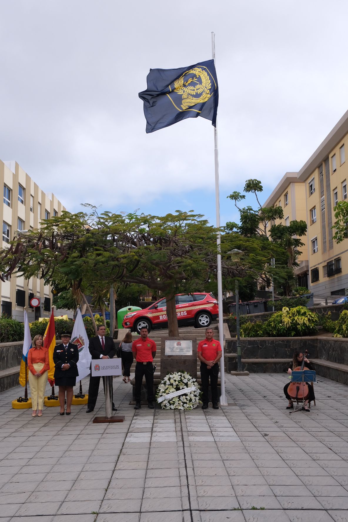 Fotos: La ciudad rinde homenaje a los bomberos fallecidos en el accidente de La Naval
