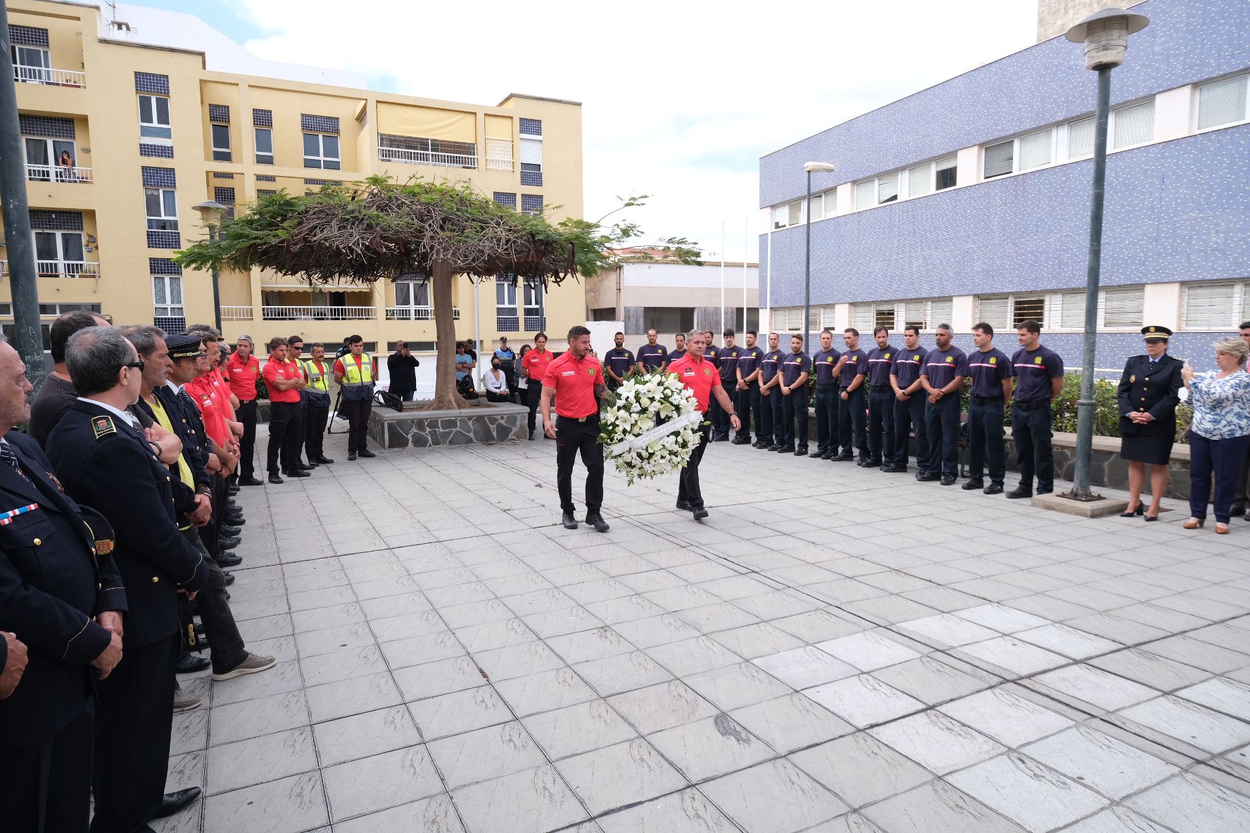 Fotos: La ciudad rinde homenaje a los bomberos fallecidos en el accidente de La Naval