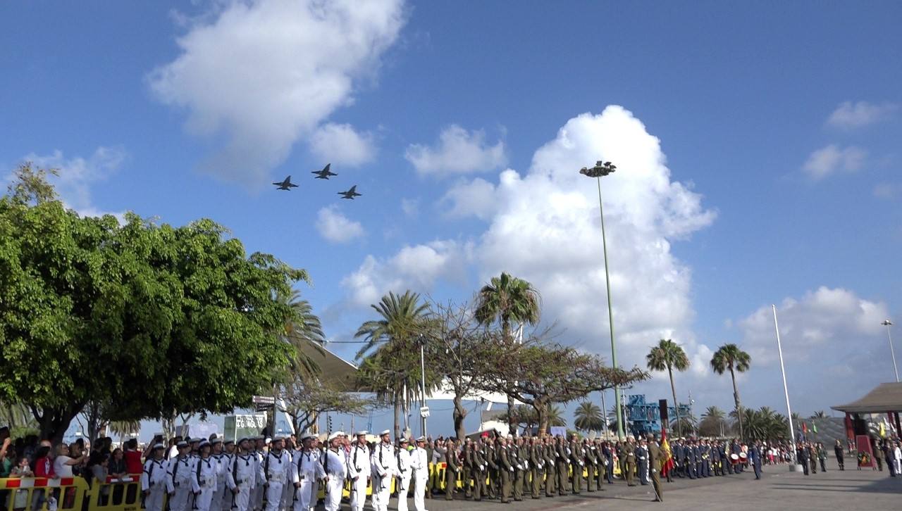 Sobrevuelos de F-18 en la ciudad grancanaria por el día de las Fuerzas Armadas