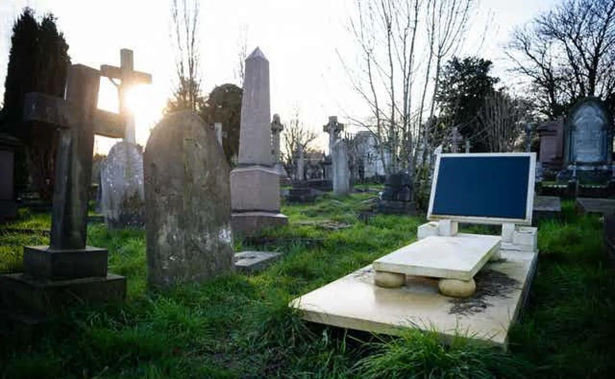 Una tumba sin marcar con una lápida que se asemeja a una pantalla de ordenador, apodada «iGrave», se ve en el noroeste de Londres.