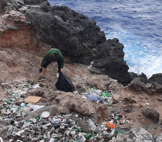 Recogida de basura en la costa de Arucas.