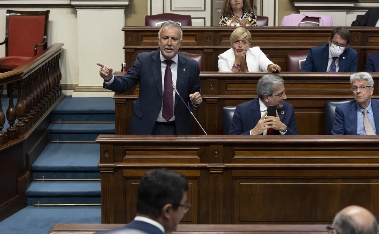 El presidente de Canarias, Ángel Víctor Torres, ayer en la sesión de control del Parlamento. 