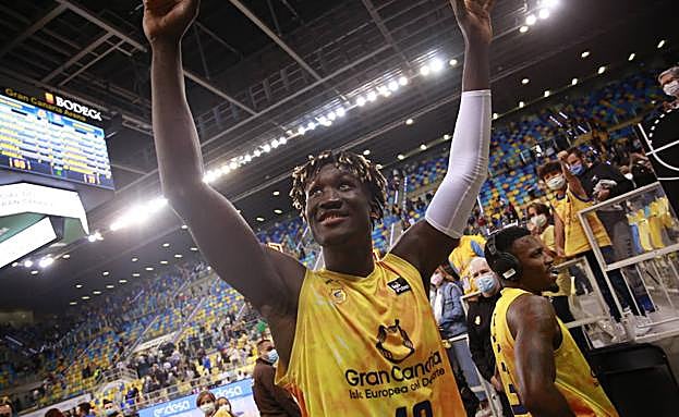 Khalifa celebra la victoria del Granca en el derbi ante el Lenovo en el Arena. 