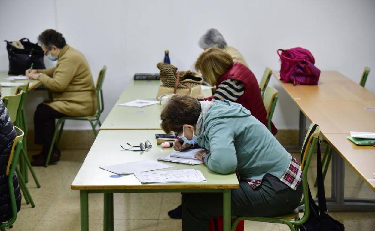 Imagen de archivo de alumnado en el Centro de Educación de Personas Adultas Las Palmas. 