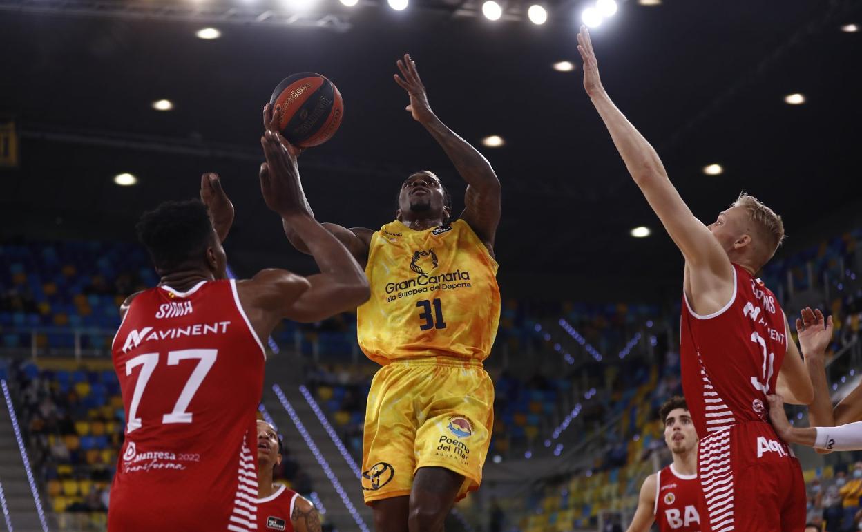 Ennis entra a canasta entre dos rivales. 