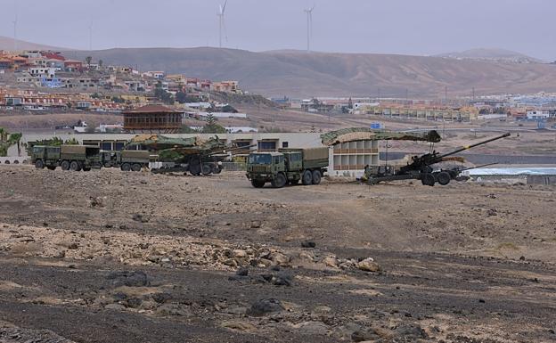 Camiones, un cañón y otros vehículos militares muy cerca del antiguo parador, hoy hotel Mirador de Playa Blanca. 