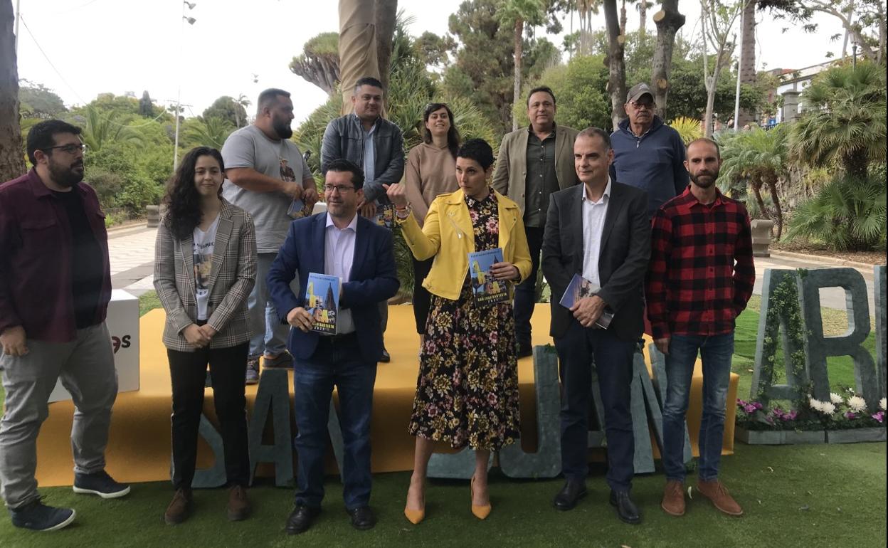 El alcalde de Arucas y la concejala de Festejos, en el centro, junto a un grupo de artistas y homenajeados. 