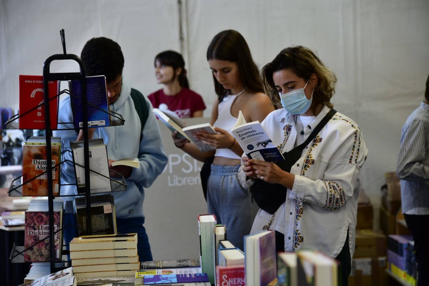 Fotos: Decenas de amantes de la lectura, hacen cola en la Feria del Libro