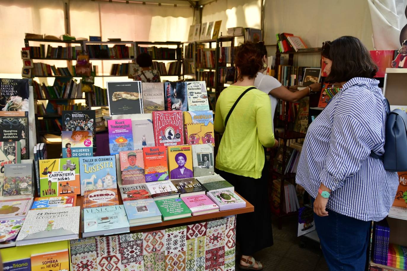 Fotos: Decenas de amantes de la lectura, hacen cola en la Feria del Libro