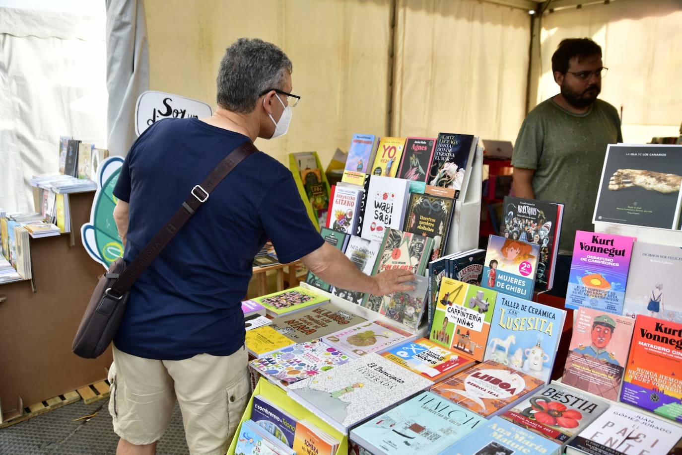 Fotos: Decenas de amantes de la lectura, hacen cola en la Feria del Libro