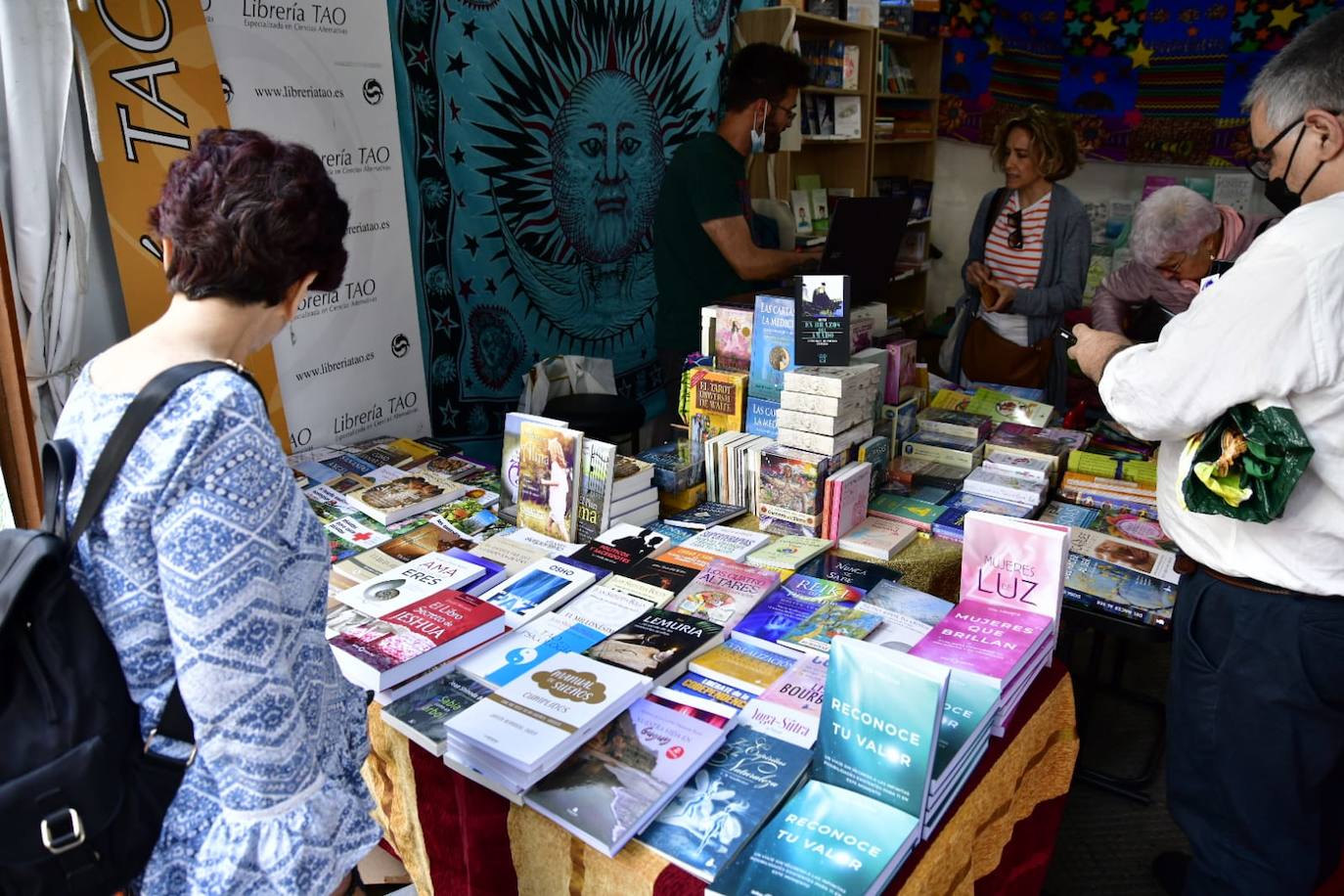 Fotos: Decenas de amantes de la lectura, hacen cola en la Feria del Libro