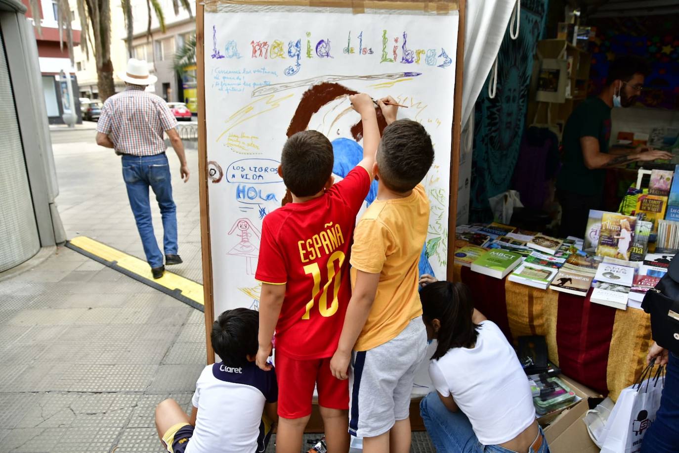 Fotos: Decenas de amantes de la lectura, hacen cola en la Feria del Libro