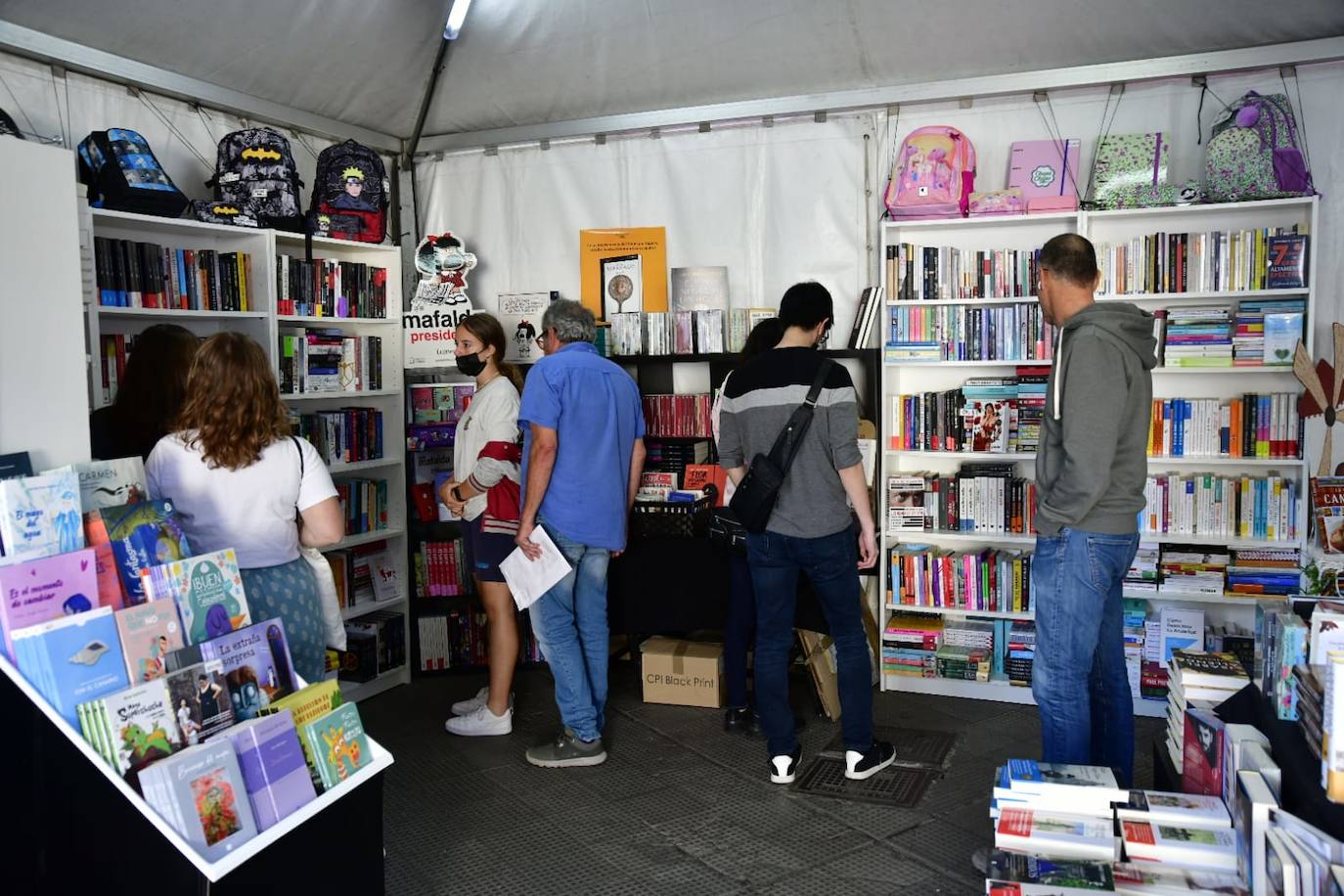 Fotos: Decenas de amantes de la lectura, hacen cola en la Feria del Libro