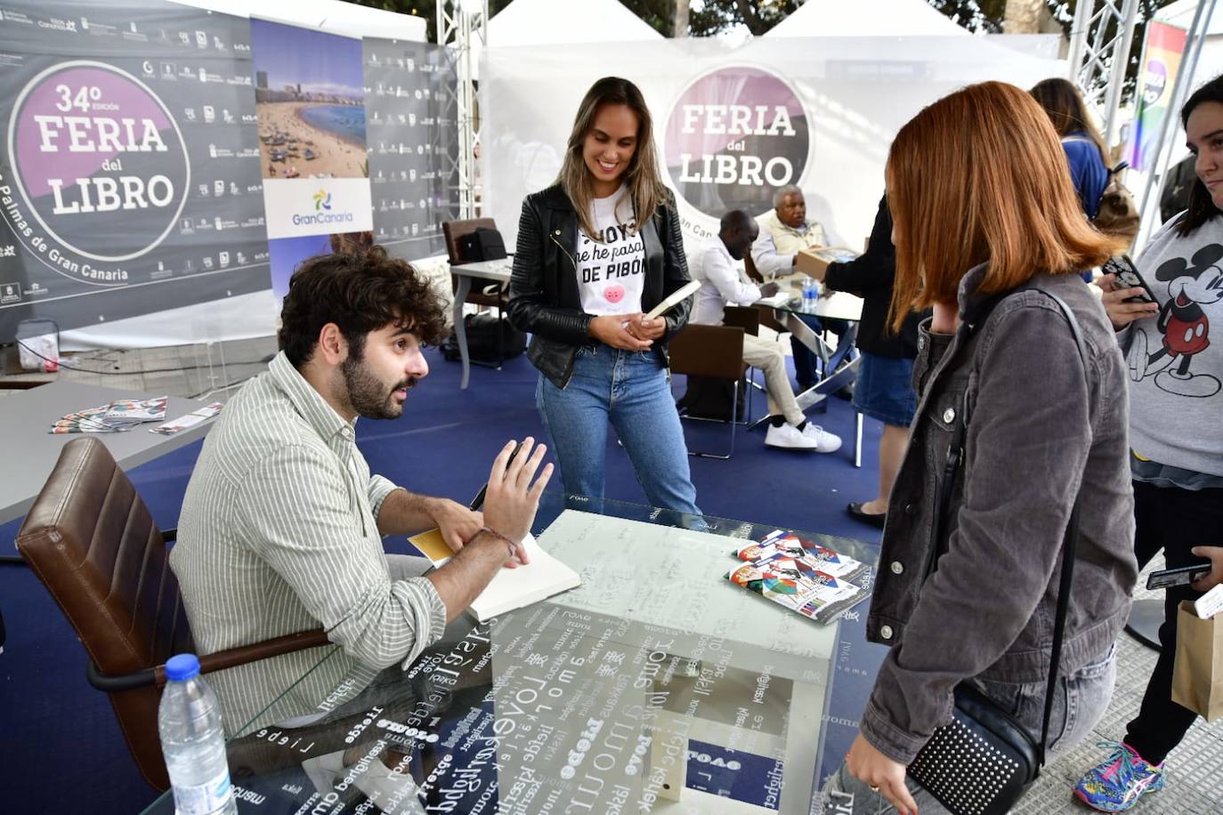 Fotos: Decenas de amantes de la lectura, hacen cola en la Feria del Libro