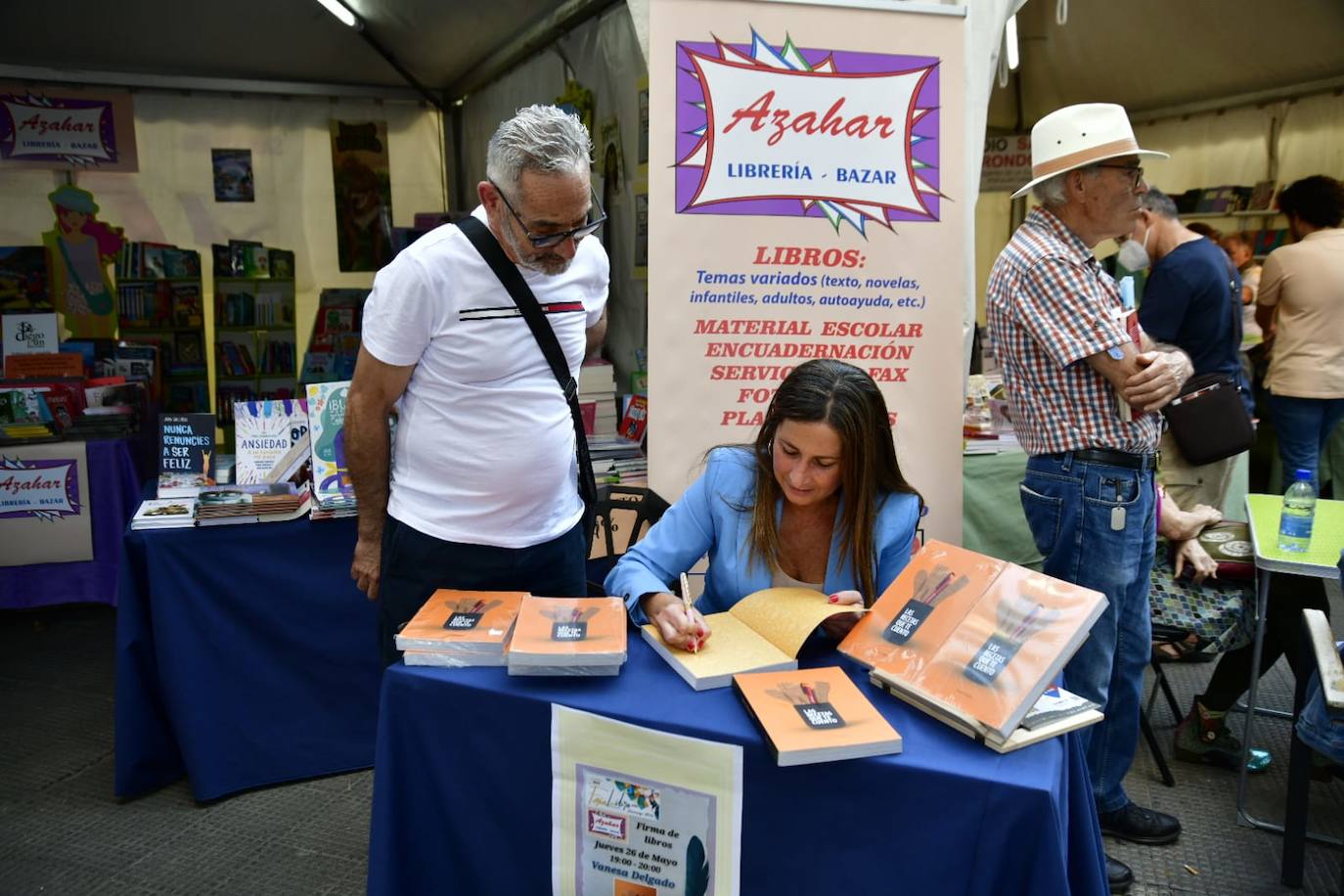 Fotos: Decenas de amantes de la lectura, hacen cola en la Feria del Libro