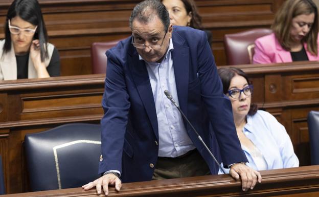 El consejero de Sanidad del Gobierno de Canarias, Blas Trujillo, durante el pleno parlamentario de esta semana. 