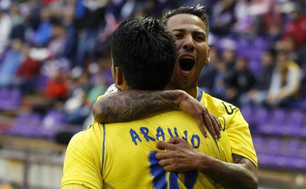 Jonathan Viera abraza a Sergio Araujo, tras el gol amarillo al Valladolid en la promoción de 2015. / CANARIAS7