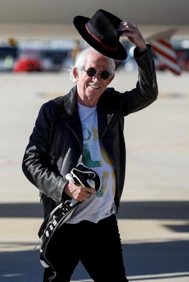 Keith Richards, a sus 78 años, afronta una nueva gita. En la imagen saluda en el aeropuerto de Madrid. 