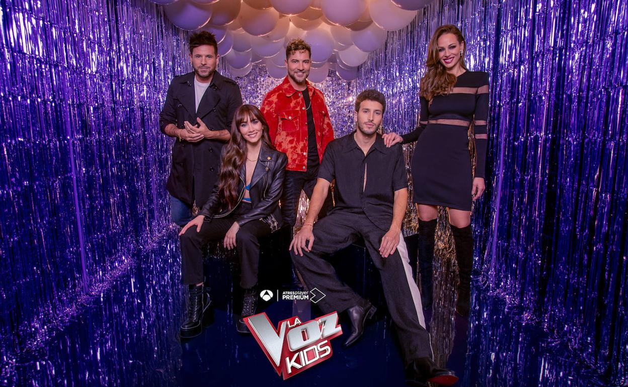 Eva González, junto a los coaches de 'La Voz Kids', Pablo López, Aitana, David Bisbal y el cantante colombiano Sebastián Yatra.