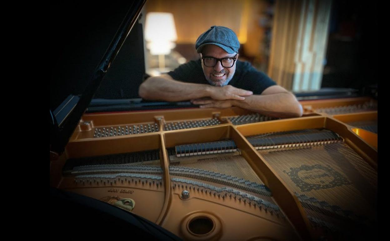 Julio Tejera, productor, músico, pianista, compositor y arreglista. 