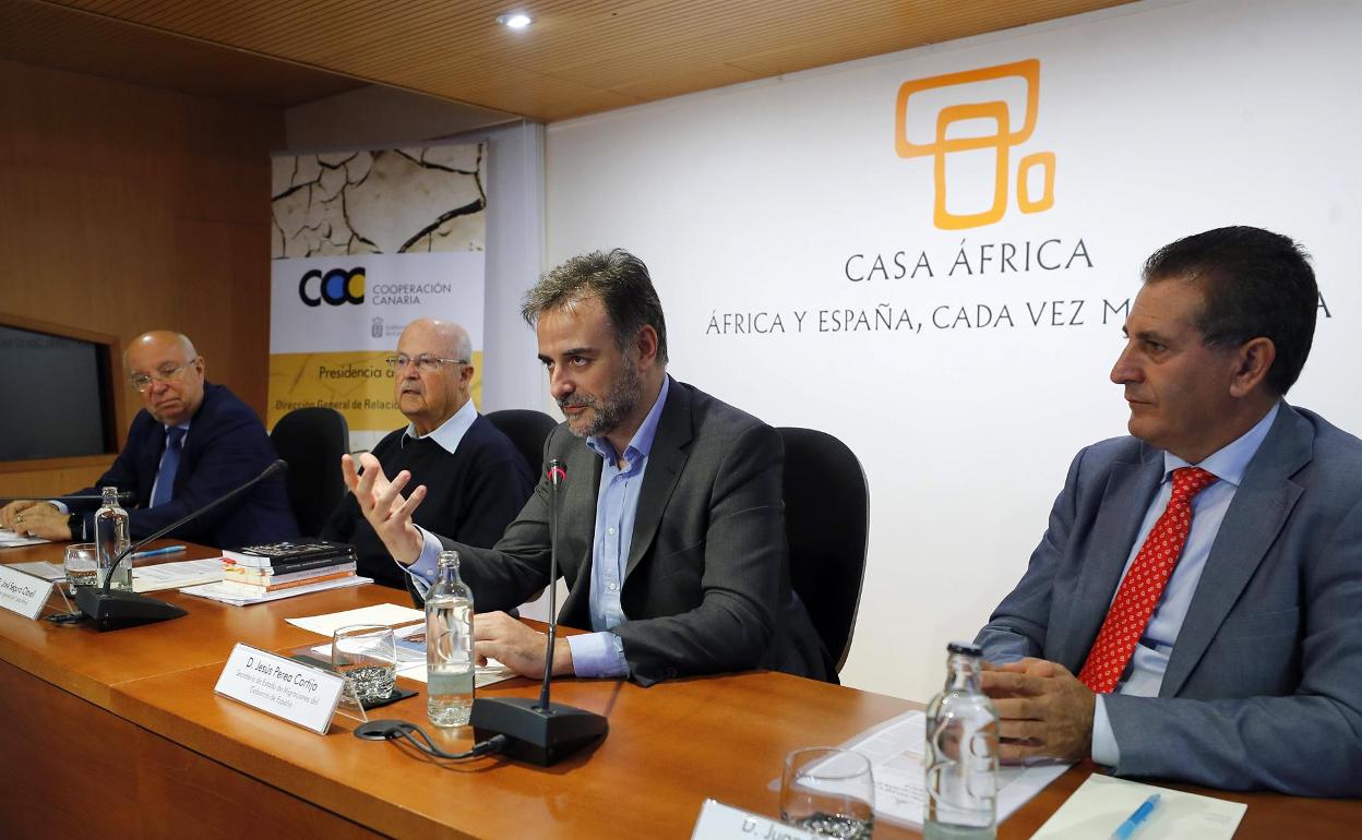 El secretario de Estado de Migraciones, Jesús Perea, junto a responsables de cooperación en Casa África. 
