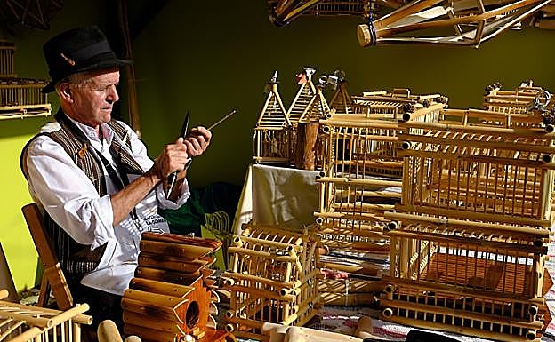 Artesano de jaulas, en uno de los 200 expositores de la muestra. 