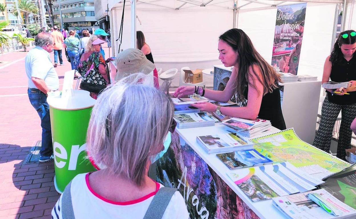 Estand informativo en Las Canteras. 