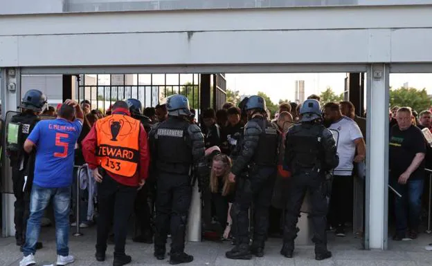 Agentes de la policía francesa, en una puerta de acceso al Stade de France. 