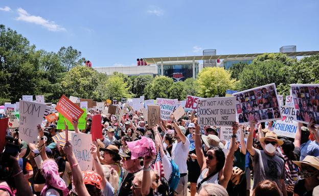 Cientos de personas protestan junto al recinto donde se celebra este fin de semana la convención de la Asociación Nacional del Rifle