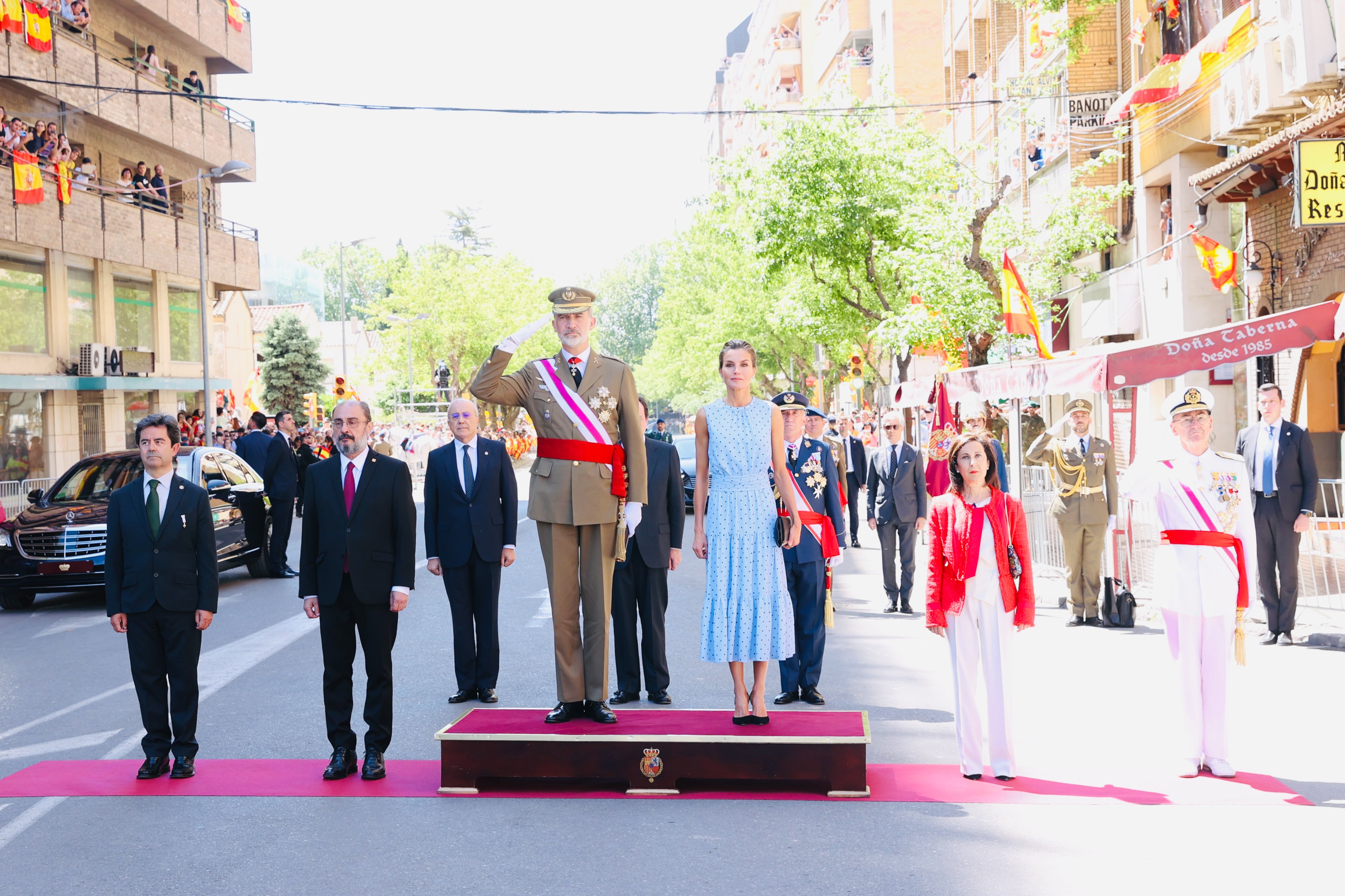 Los reyes han sido recibidos por las autoridades antes del comienzo del Desfile de las Fuerzas Armadas. 