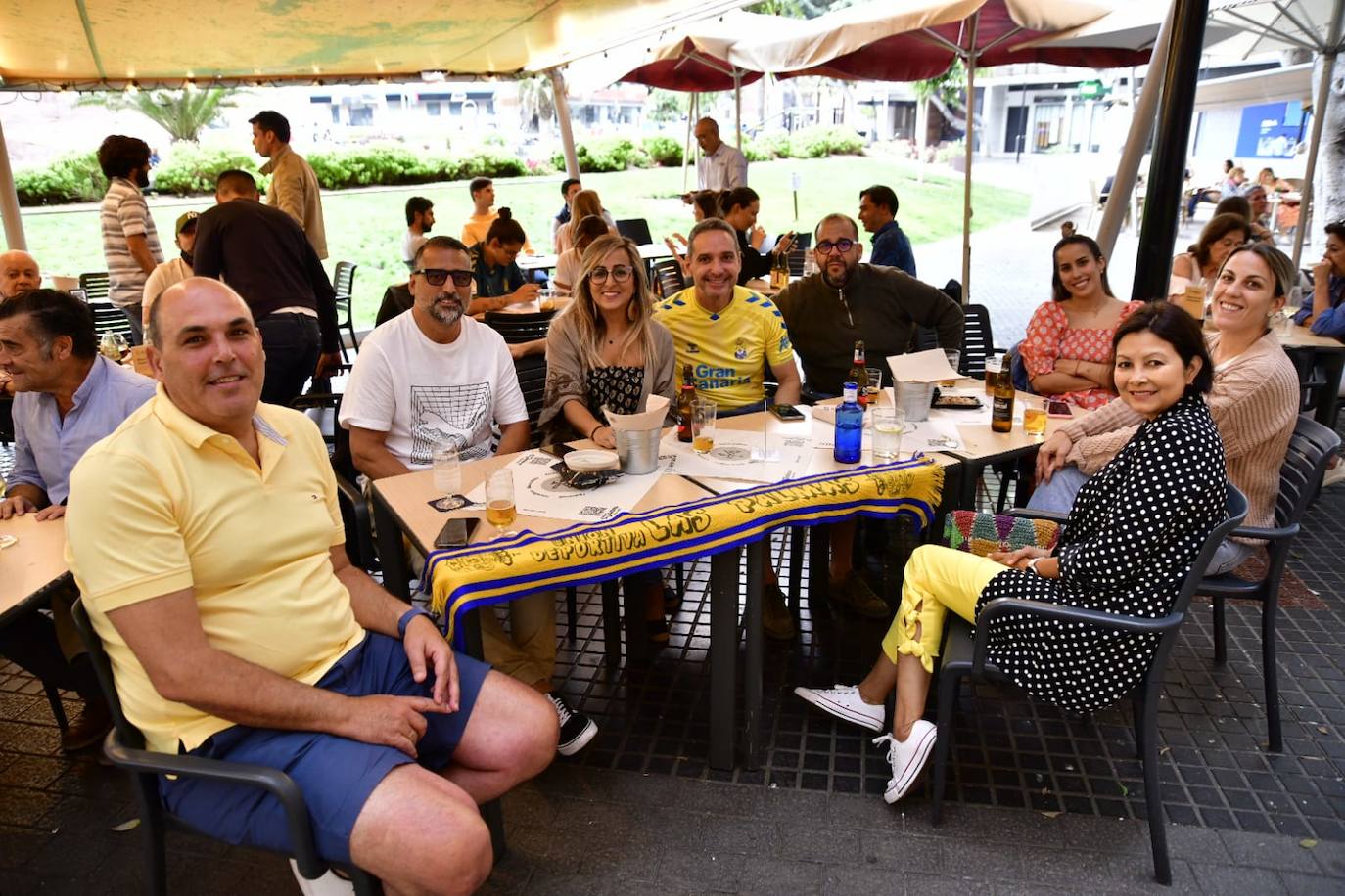 Imagen principal - Pasión amarilla en las cafeterías para ver a la UD