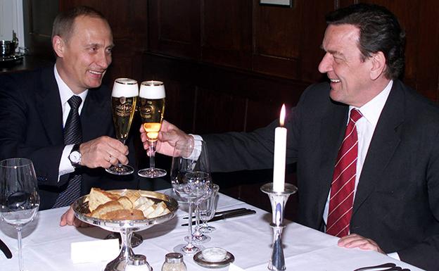 El presidente ruso, Vladímir Putin, y el canciller alemán, Gerard Schöder, en 2002.