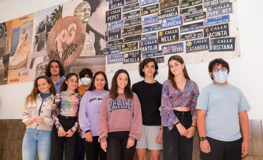 El grupo de estudiantes posa delante de un mural de su instituto