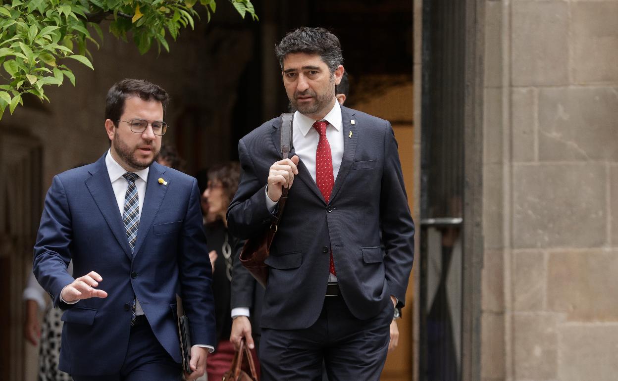 El presidente de la Generalitat, Pere Aragonès (i) acompañado del vicepresidente del Govern, Jordi Puigneró (d) se dirigen a última reunión semanal del Govern.