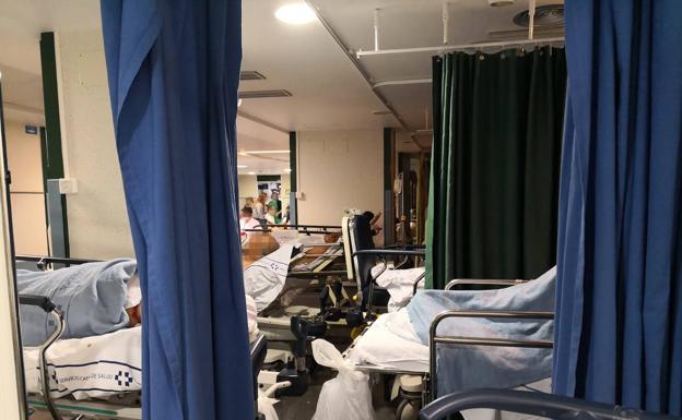 Pacientes en camillas en los pasillos del servicio de Urgencias del hospital Insular.