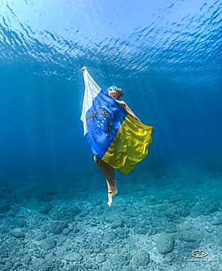 La modelo María Ortega portando la bandera de Canarias.