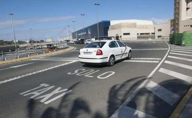 Taxistas proponen una tarifa plana máxima de 30 euros en los recorridos hasta el aeropuerto