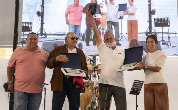 Antonio Godoy 'El Interés' y José Llovell 'El Guirrillo', junto al edil de Pesca, Víctor Gutiérrez, y la alcaldesa de Mogán, Onalia Bueno. 