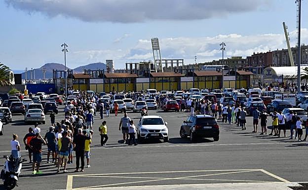 Galería. Largas colas para comprar entrdas del derbi canario