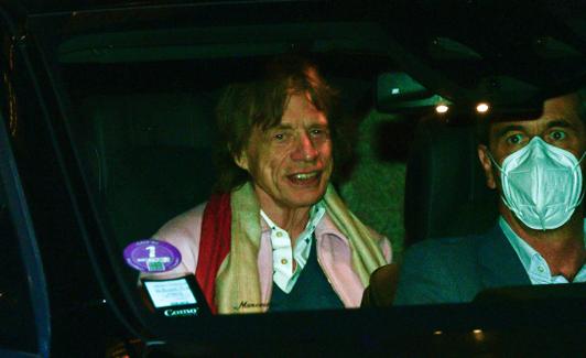 Mick Jagger, sonriente, saliendo de la fiesta, ayer.