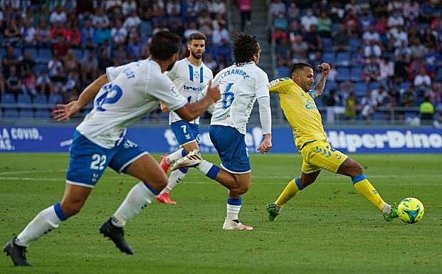 Jonathan Viera controla el balón. 