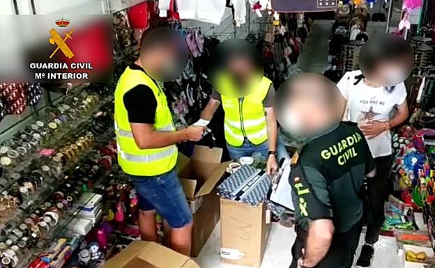 Detenidos por vender productos falsificados en Corralejo