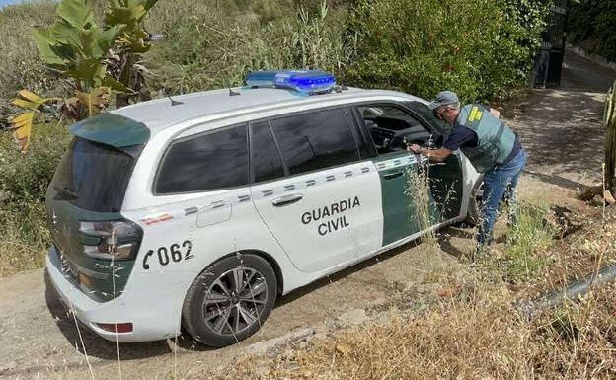 En la imagen, el coche que transportó al investigado el martes hasta la finca donde ocurrieron los hechos. 