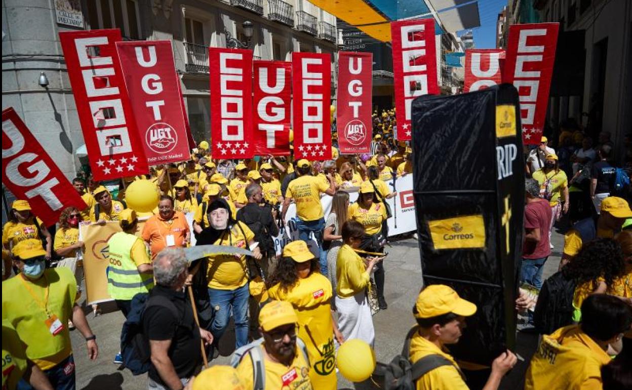 Trabajadores de Correos se manifiestan en Madrid. 