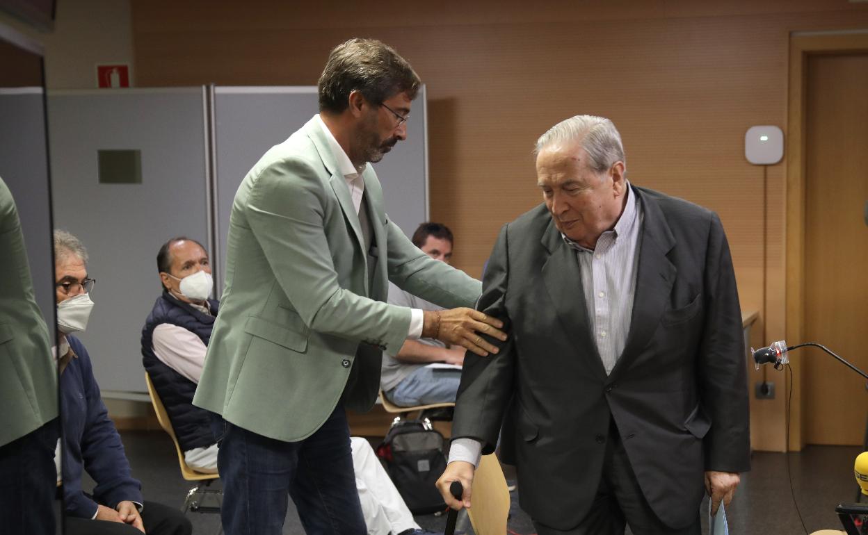 Pedro San Ginés ayuda a Jerónimo Saavedra tras declarar este segundo como testigo en el juicio. 