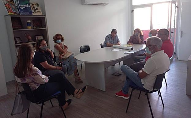 Un momento de la reunión entre concejales del gobierno local y los vecinos de Tamaraceite. 