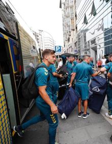 Imagen secundaria 2 - Los jugadores amarillos aterrizan en Tenerife. 