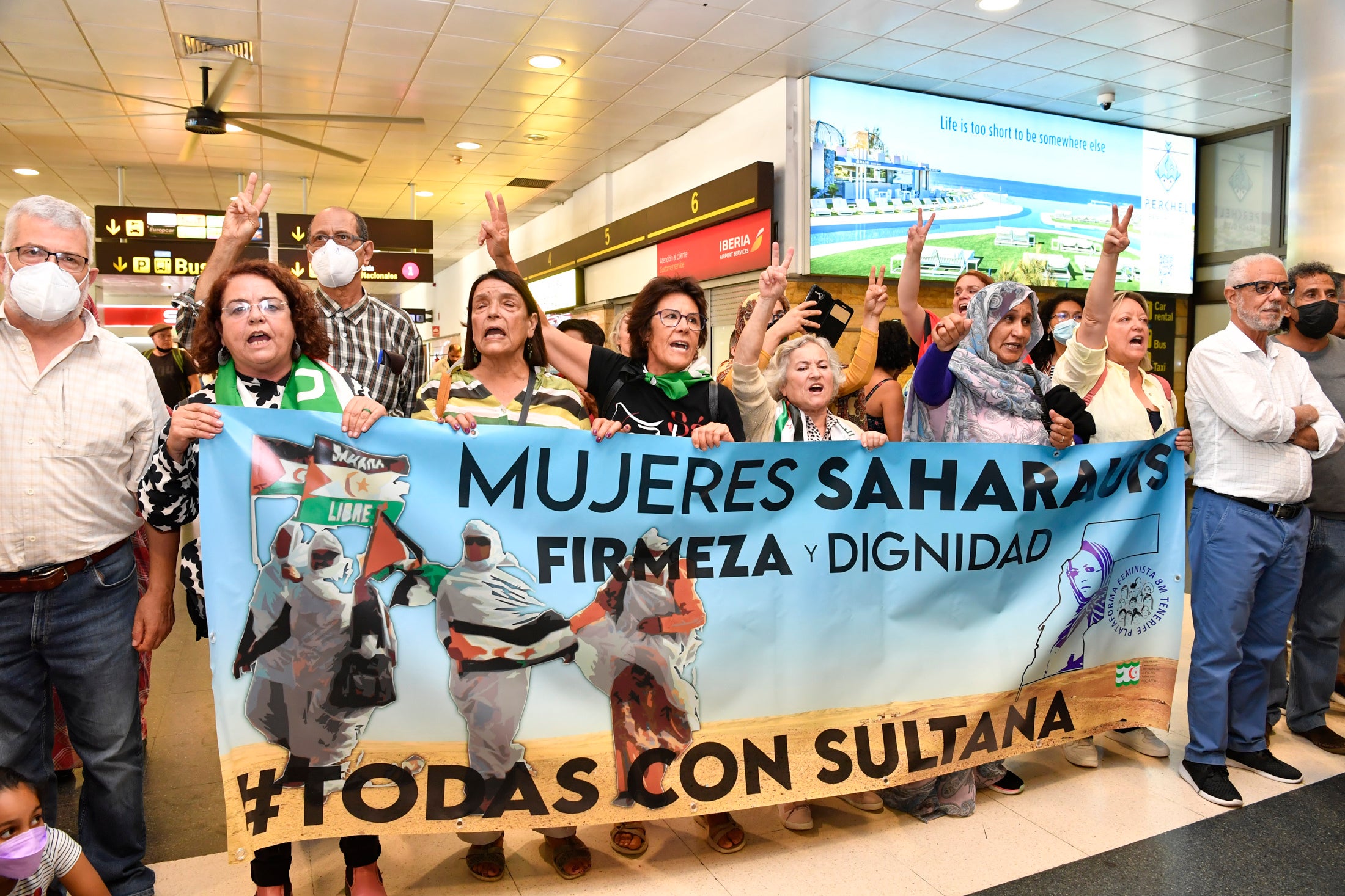 Fotos: La activista Soultana Khaya aterriza en el archipiélago
