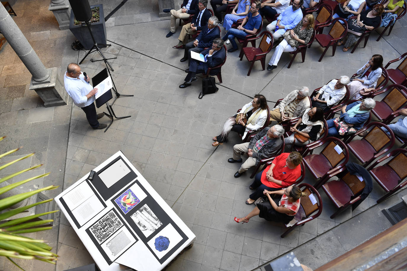 Fotos: Cinco Premios Canarias donan sus obras como apoyo a los enfermos de cáncer de Ucrania